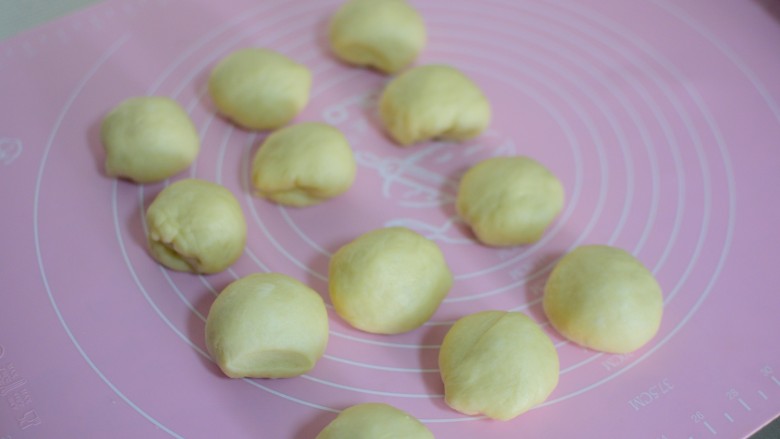 奶香小面包,取出面团，分成12分均匀的小面团，将每个小面团揉圆