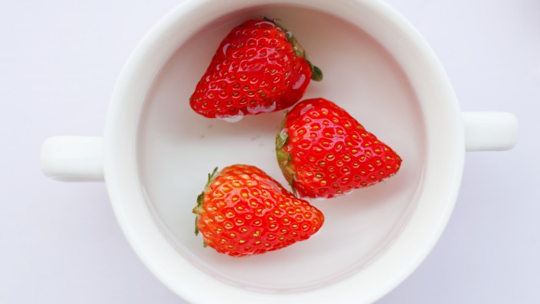 草莓布丁,<a style='color:red;display:inline-block;' href='/shicai/ 592'>草莓</a>盐水浸泡洗净。