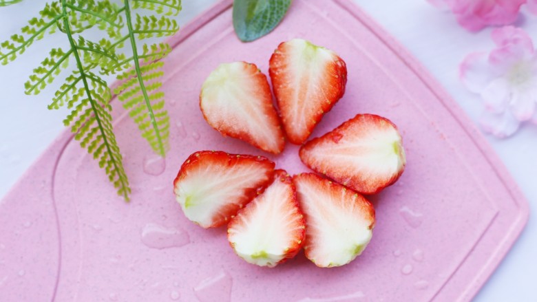 草莓布丁,草莓去蒂对半切开。
