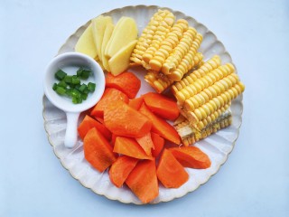 山药炖排骨,玉米胡萝卜切块，姜切片，葱切葱花。