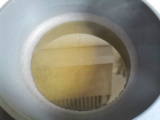 黄瓜拌面,锅中油烧至冒烟。