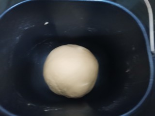 西瓜吐司,整理圆润放入面包机进行发酵