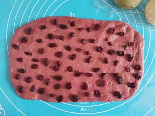 西瓜吐司,放入适量的蔓越莓干，假装是西瓜籽