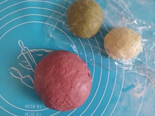 西瓜吐司,再把最大的面团放入红曲米粉揉均匀，中等面团放入抹茶粉揉均匀