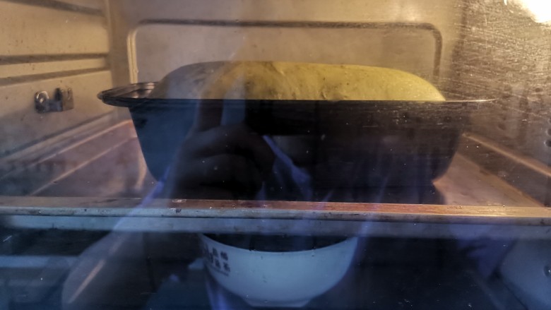 西瓜吐司,然后送入烤箱开50度，二次发酵40分钟，下面放一碗开水增加湿度