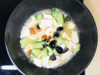 皮蛋豆腐汤,一直煮至汤汁浓稠，就可以关火起锅了
