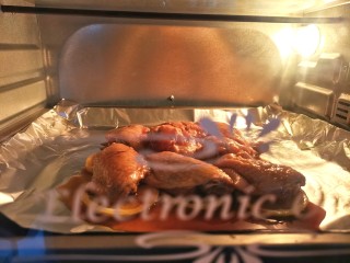 柠香鸡翅,放入烤箱，上下180度烤20分钟