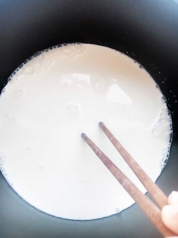 牛奶冻,一起倒入锅中，开火不停搅拌。