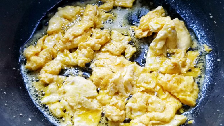 秋葵煎蛋,鸡蛋煎熟盛出备用。