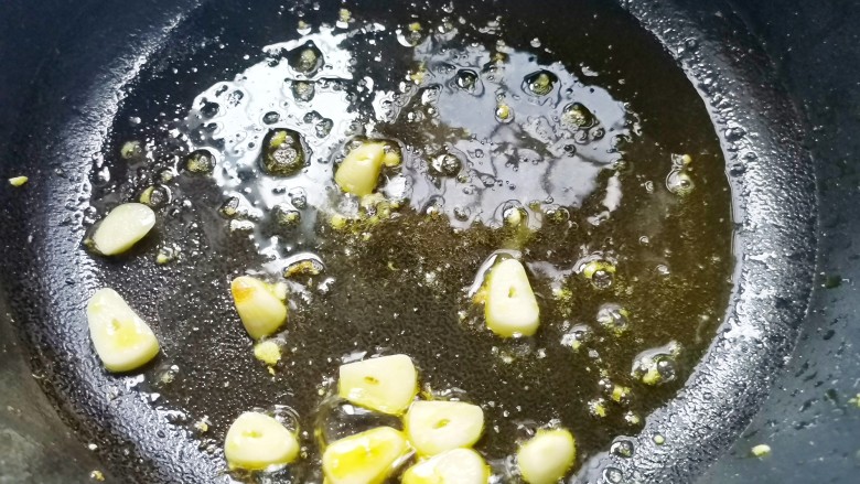 秋葵煎蛋,利用余油爆香大蒜，