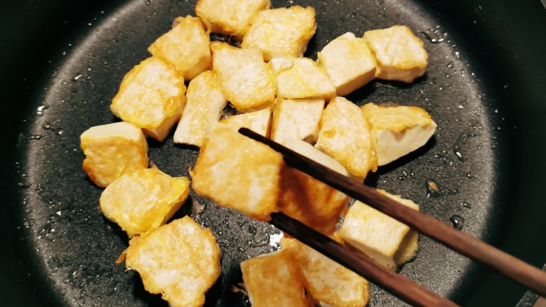 椒盐豆腐,煎至两面金黄，关火出锅。