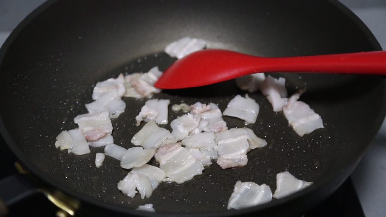 五花肉焖小土豆,煎至肉片透明出油