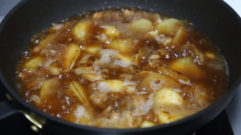 五花肉焖小土豆,加水后开大火煮开