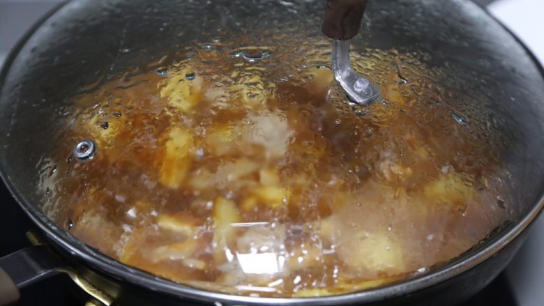 五花肉焖小土豆,盖上盖子转小火焖煮约15分钟