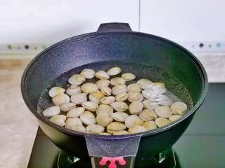 酱油蒸肉,锅中水烧开下蛤蜊，加1勺料酒煮约2分钟。