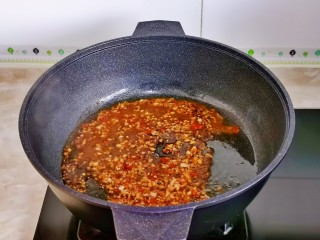 酱油蒸肉,起油锅倒入料汁炒出香味。