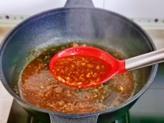 酱油蒸肉,淀粉用水化开倒入锅中，铲子不停搅拌粘稠即可。