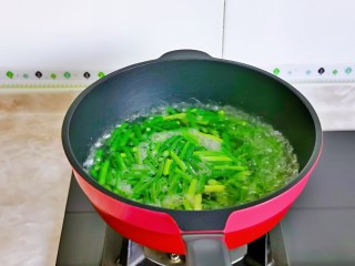 葱爆肉丝,锅中加入水烧开，下蒜苔，大火烫40秒。