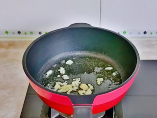 葱爆肉丝,起油锅，加入切好的蒜炒香，再加入腌制好的肉丝煸炒至变色。