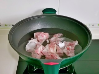 棒骨萝卜汤,骨头焯水，冷水下锅烧开煮2分钟，捞出冲洗干净。