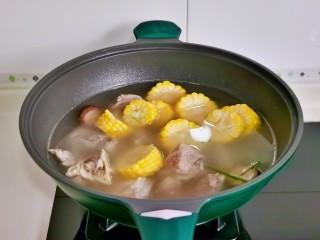 棒骨萝卜汤,加入玉米再炖20分钟。