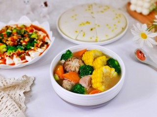 棒骨萝卜汤,夏天适当多喝些汤呦～今日晚餐：西兰花骨头玉米汤＋桂花糕＋皮蛋豆腐。