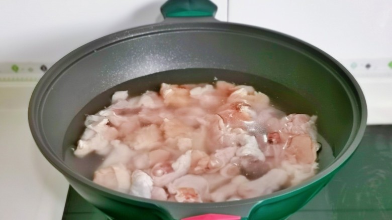 菠萝炒鸡,鸡块冷水下锅烧开煮2分钟，捞出冲洗干净。