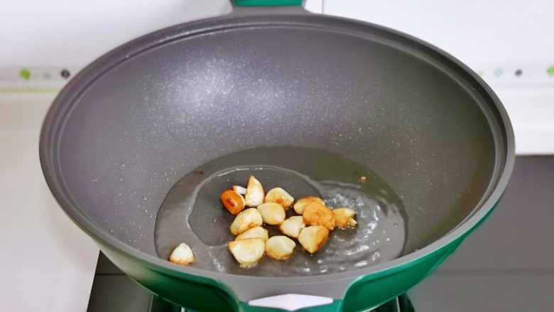 菠萝炒鸡,起油锅加入蒜瓣煸炒至黄色盛出备用。