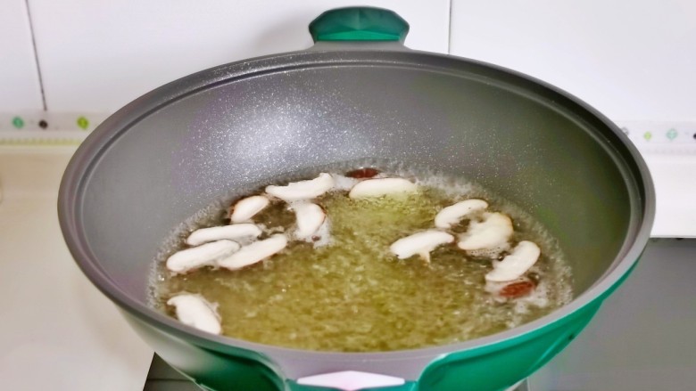 葱爆虾仁,香菇焯水一分钟捞出。