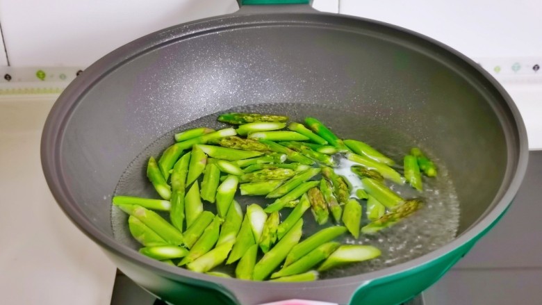 葱爆虾仁,锅中加水烧开，下芦笋段焯30秒，捞出过冷水。