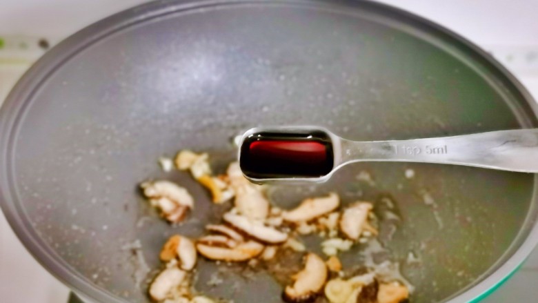 葱爆虾仁,加一勺生抽，将香菇煸炒至断生。