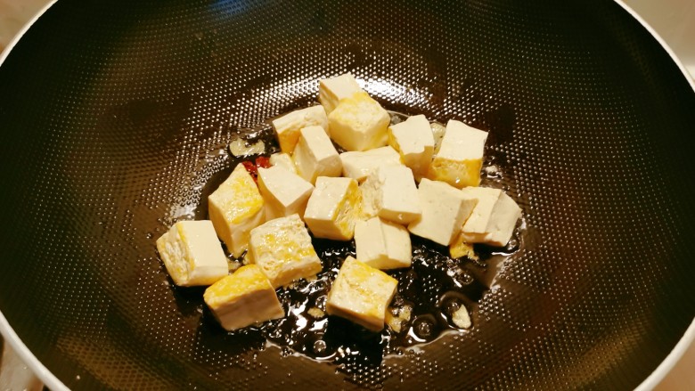 皮蛋豆腐汤,放入豆腐块两面稍稍煎制。