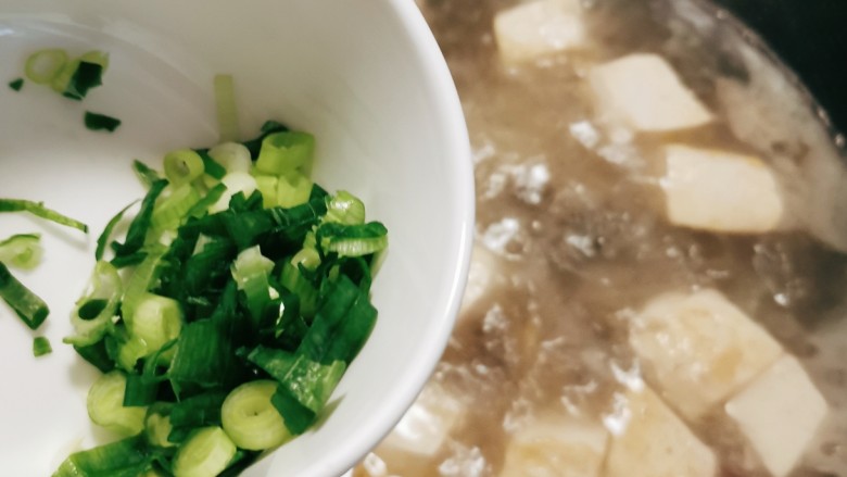 皮蛋豆腐汤,撒上葱碎，翻拌均匀。