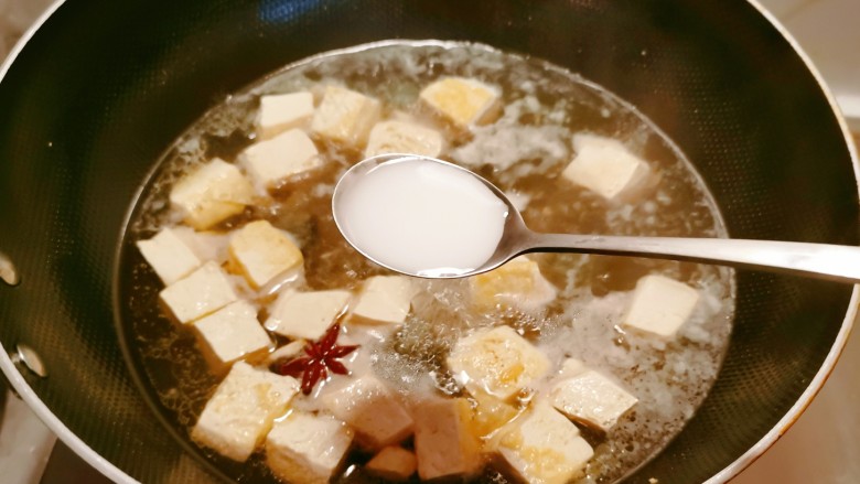 皮蛋豆腐汤,淋入水淀粉增稠。