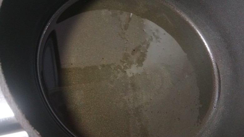 秋葵煎蛋,锅中倒入适量油烧热。