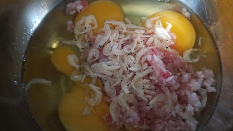 野菜鸡蛋饼,肉馅，虾皮放入鸡蛋盆中。