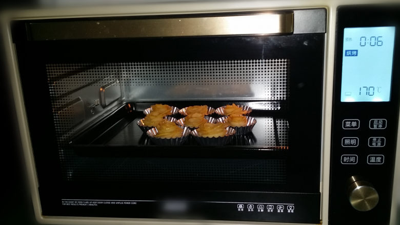 玫瑰花苹果派,送入预热好的烤箱中下层：170度上下火，烤20分钟左右
