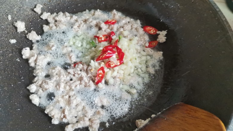 鱼香茄子盖饭,再入葱蒜末和小米椒，翻炒出香味