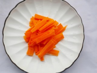 西芹炒香干,胡萝卜去皮切片。