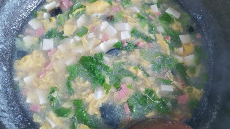 皮蛋豆腐汤,最后后下入生菜搅拌均匀即可，关火出锅