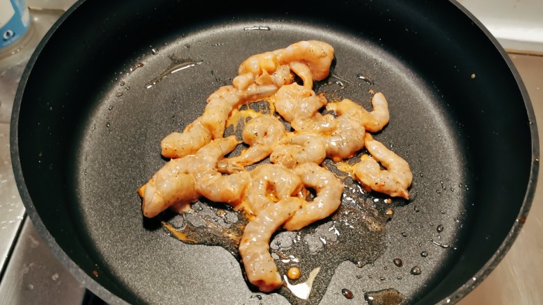葱爆虾仁,起油锅放入食用油，油热后放入虾仁翻炒。