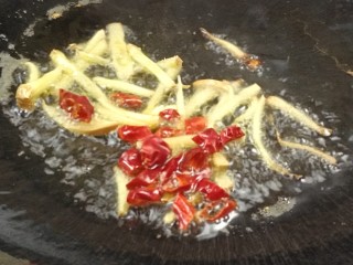 西芹炒香干,起锅热油，放入姜丝和干辣椒碎炒出辣味