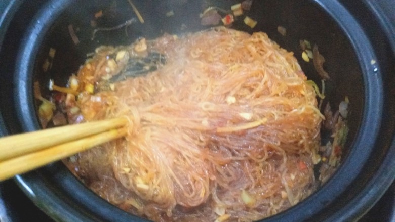 干捞粉丝,用筷子不停的捞至汤汁收干，锅底滋滋的响即可