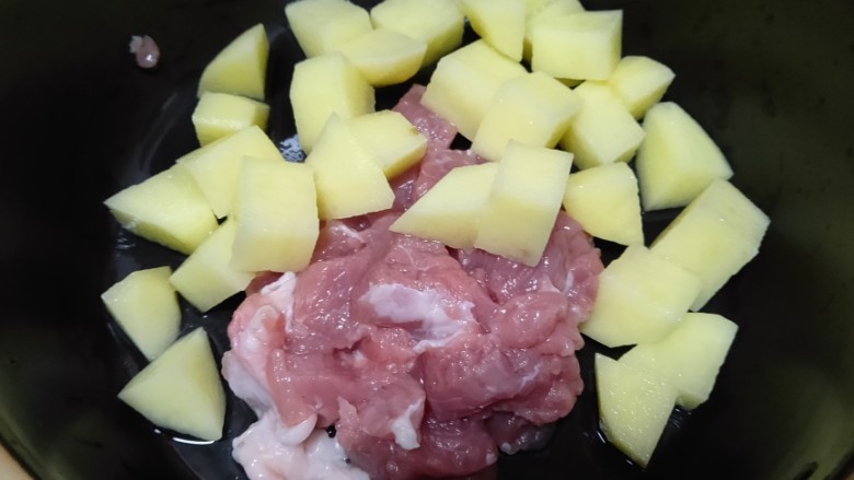 五花肉焖小土豆,在把土豆块，猪肉一块放进砂锅里