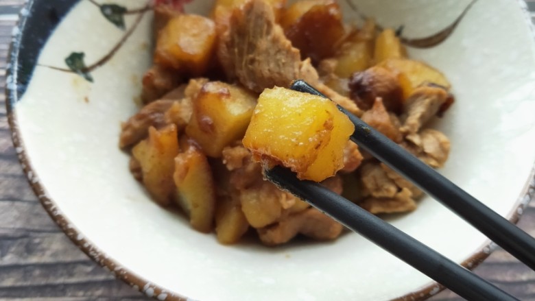 五花肉焖小土豆,超级好吃的土豆