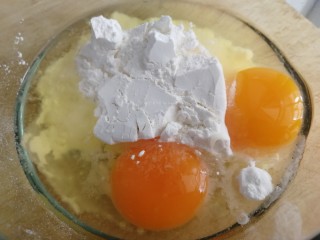 莴笋叶鸡蛋饼,打入两个鸡蛋。