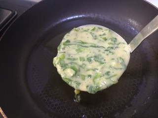 莴笋叶鸡蛋饼,平底锅倒入适量玉米油，舀一勺面糊。