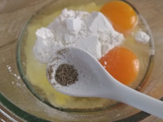 莴笋叶鸡蛋饼,根据个人口味加黑胡椒粉。