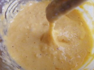莴笋叶鸡蛋饼,搅拌均匀成糊状。