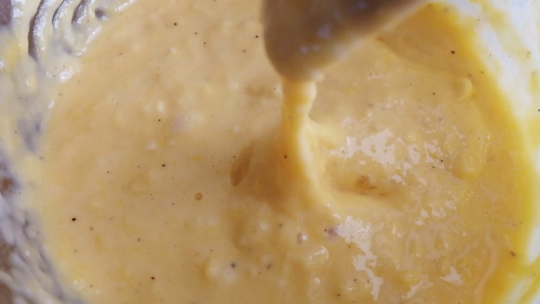 莴笋叶鸡蛋饼,搅拌均匀成糊状。